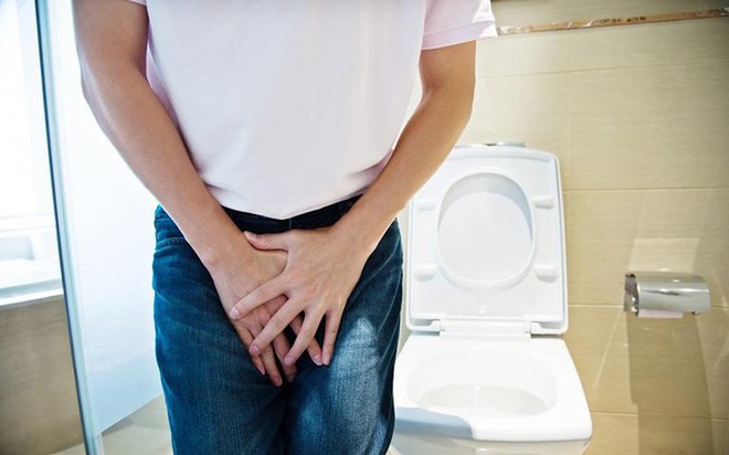 15 phút lại vào toilet, người đàn ông không dám lấy vợ - Ảnh 1.