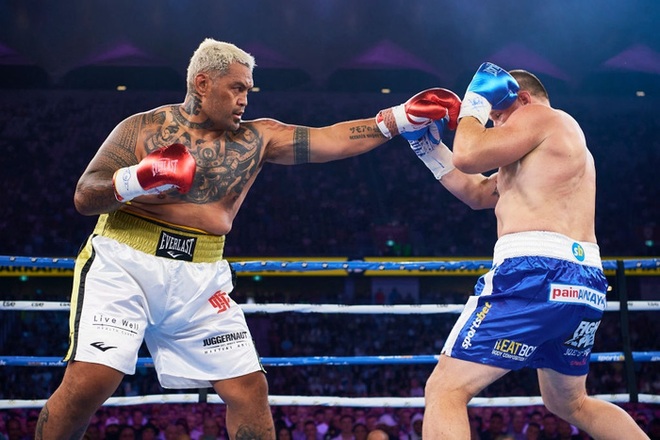 Cựu sao UFC Mark Hunt nhận thất bại trước cựu VĐV bóng bầu dục trong ngày tái xuất làng boxing sau 20 năm - Ảnh 3.