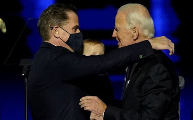 Ông Joe Biden ôm con trai Hunter Biden tại một sự kiện vận động tranh cử. Ảnh: Reuters