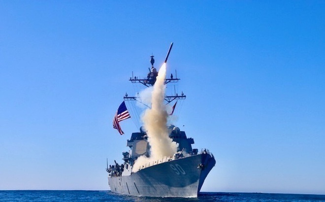 Tàu khu trục USS Chafee phóng tên lửa Block V Tomahawk. Ảnh: Defense News.