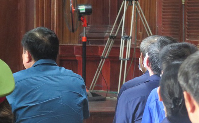 Bị cáo Đinh La Thăng (trái) cùng đồng phạm hầu tòa