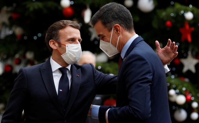 Tổng thống Pháp Emmanuel Macron chào đón Thủ tướng Tây Ban Nha Pedro Sanchez tại Điện Elysee trong khuôn khổ các sự kiện đánh dấu kỷ niệm 60 năm ngày ký kết công ước OECD tại Paris. Ảnh: Reuters