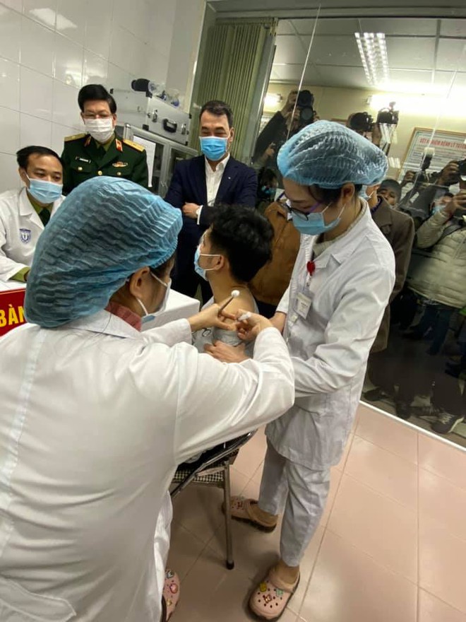 Việt Nam đã chính thức tiêm mũi vắc xin Covid-19 made in Việt Nam đầu tiên - Ảnh 1. Việt Nam đã chính thức tiêm mũi vắc xin Covid-19 made in Việt Nam đầu tiên - Ảnh 1.