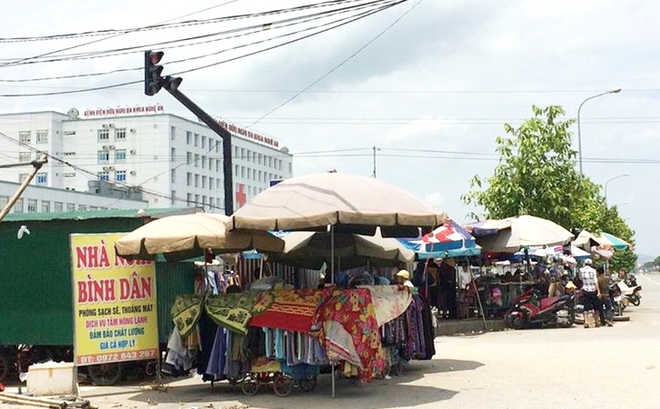 2 vợ chồng cùng đàn em dùng phóng lợn đánh đập các chủ hàng rong thu tiền bảo kê - Ảnh 1.