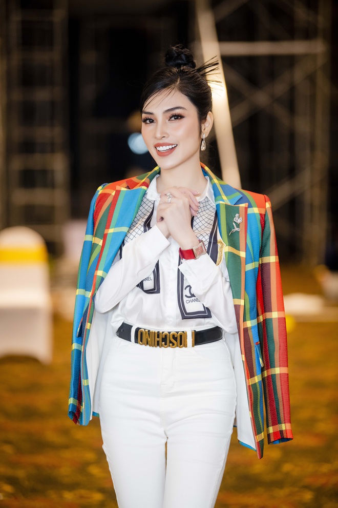 Kim Huyền Sâm nổi bật với áo vest nhiều màu - Ảnh 1.