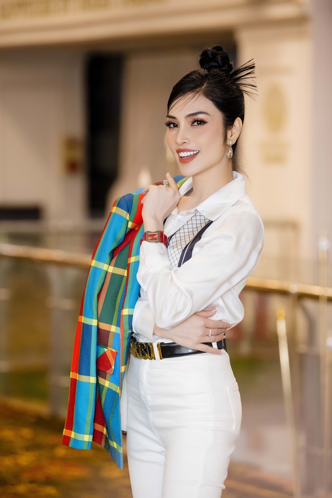 Kim Huyền Sâm nổi bật với áo vest nhiều màu - Ảnh 2.
