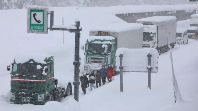 Kinh hoàng tắc đường 15km ở Nhật Bản khiến hơn 1.000 ô tô chôn chân trong tuyết - Ảnh 1.