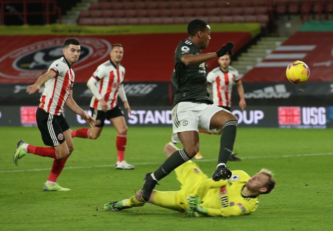 Hàng thủ lại tấu hài, Man Utd thắng thót tim để tiến sát cuộc đua vô địch Ngoại hạng Anh - Ảnh 6.