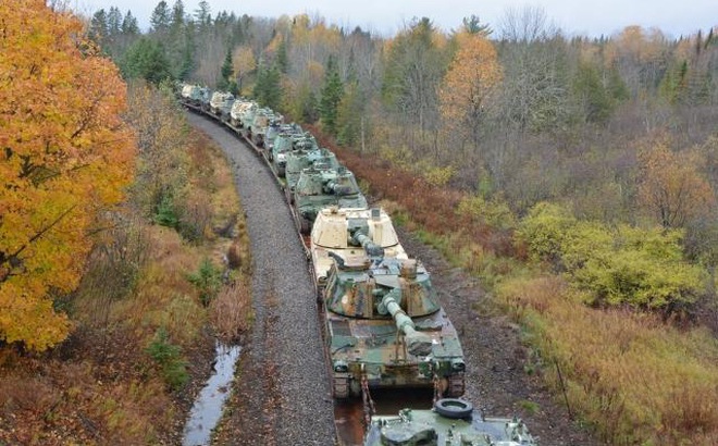 Bức ảnh hàng loạt xe tăng được chuyển khỏi bang Maine, Mỹ bị “chế biến” thuyết âm mưu (ảnh: Military Times)