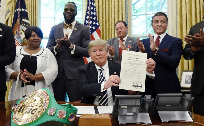 Tổng thống Trump giơ lệnh ân xá cho võ sĩ quyền Anh Jack Johnson tại Phòng Bầu dục, Nhà Trắng vào ngày 24/5/2018. Ảnh: Getty Images