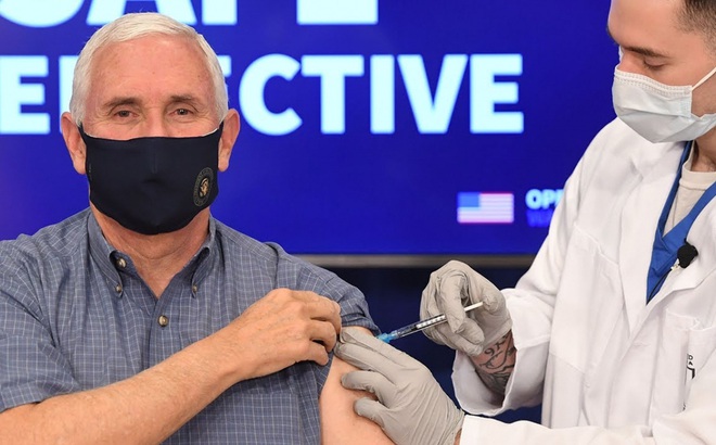 Phó Tổng thống Mỹ Mike Pence tiêm vaccine ngừa COVID-19. Ảnh: AFP