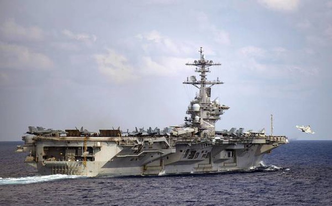 Chiến đấu cơ cất cánh từ tàu sân bay USS Theodore Roosevelt của hải quân Mỹ. (Ảnh: AP)