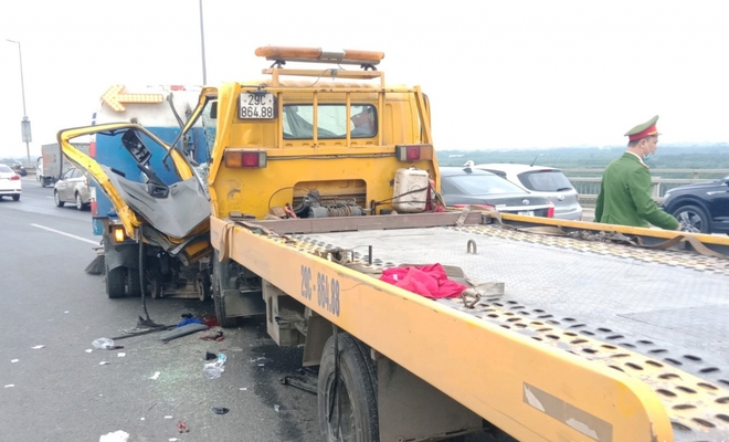 Xe cứu hộ đâm xe quét rác trên cầu Nhật Tân, 1 công nhân môi trường tử vong - Ảnh 1.