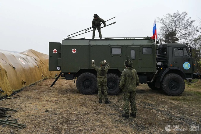 Cận cảnh quân đội Nga triển khai bệnh viện dã chiến ở Nagorno-Karabakh - Ảnh 3.