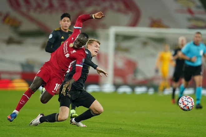 Sai lầm ngớ ngẩn của thủ môn giúp Liverpool giành vé vào knock-out Champions League - Ảnh 5.