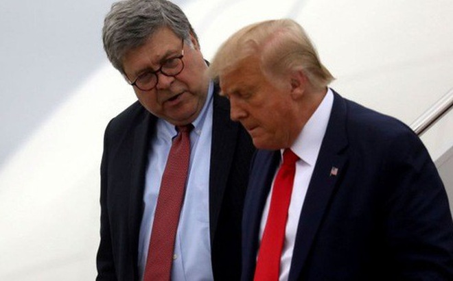 Bộ trưởng Tư pháp William Barr và Tổng thống Donald Trump. Ảnh: Reuters