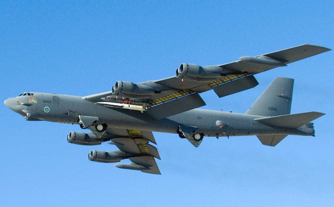 Phương tiện bay siêu âm thử nghiệm Waverider X-51A trên cánh máy bay B-52 vào ngày 26 tháng 5 năm 2010.