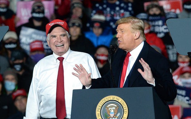 Nghị sĩ Đảng Cộng hòa Mike Kelly (trái) và Tổng thống Donald Trump. Ảnh: Erie Times-News