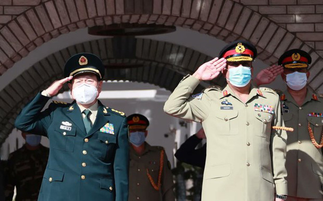 Bộ trưởng Quốc phòng Trung Quốc Ngụy Phụng Hòa (trái) trong chuyến thăm Pakistan. Ảnh: Twitter
