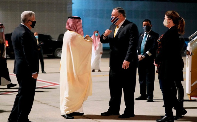 Ngoại trưởng Saudi Arabia, hoàng tử Faisal bin Farhan al-Saud (áo trắng) đón Ngoại trưởng Mỹ Mike Pompeo tại sân bay Vịnh Neom, Saudi, ngày 22/11/2020 (Ảnh: Getty Images)