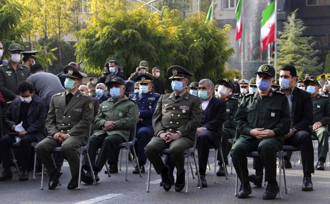 Các tướng lĩnh Iran dự đám tang của nhà khoa học Mohsen Fakhrizadeh. Ảnh: AP