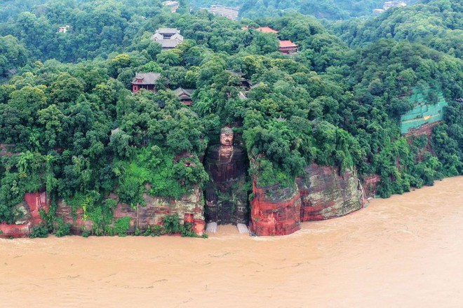 Loạt ảnh Trung Quốc năm 2020: Khủng hoảng và đau thương vì COVID-19, các di tích hàng trăm năm tuổi lần lượt bị nuốt chửng khi mẹ thiên nhiên nổi giận - Ảnh 24.