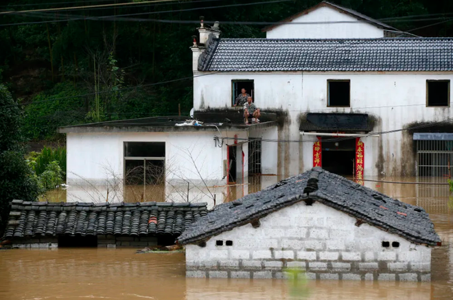 Loạt ảnh Trung Quốc năm 2020: Khủng hoảng và đau thương vì COVID-19, các di tích hàng trăm năm tuổi lần lượt bị nuốt chửng khi mẹ thiên nhiên nổi giận - Ảnh 16.