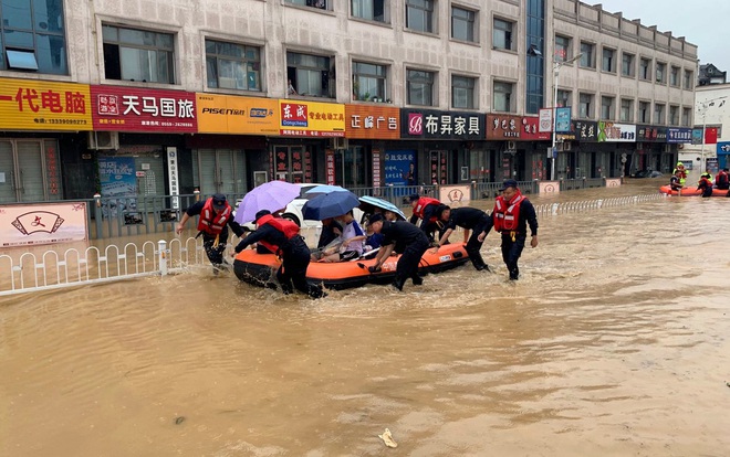 Loạt ảnh Trung Quốc năm 2020: Khủng hoảng và đau thương vì COVID-19, các di tích hàng trăm năm tuổi lần lượt bị nuốt chửng khi mẹ thiên nhiên nổi giận - Ảnh 20.