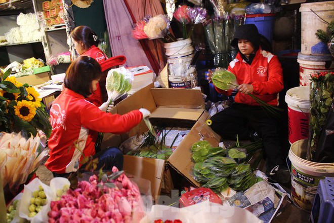 Nhọc nhằn mưu sinh trong giá lạnh ở chợ hoa lớn nhất Thủ đô - Ảnh 9.
