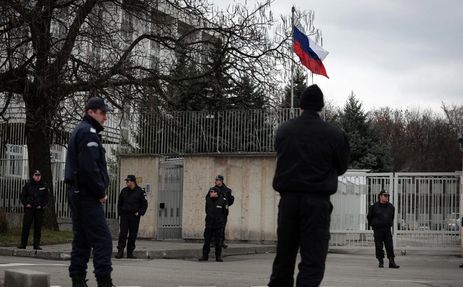 Cảnh sát Bulgaria đứng trước Đại sứ quán Nga ở Sofia, Bulgaria.