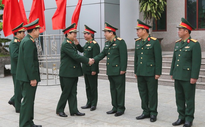 Lãnh đạo Binh chủng Đặc công đón Đại tướng Ngô Xuân Lịch. Tham gia đoàn công tác có Thượng tướng Phan Văn Giang, Tổng Tham mưu trưởng QĐND Việt Nam, Thứ trưởng Bộ Quốc phòng; Thượng tướng Đỗ Căn, Phó Chủ nhiệm Tổng cục Chính trị QĐND Việt Nam; đại biểu lãnh đạo các cơ quan chức năng Bộ Quốc phòng.