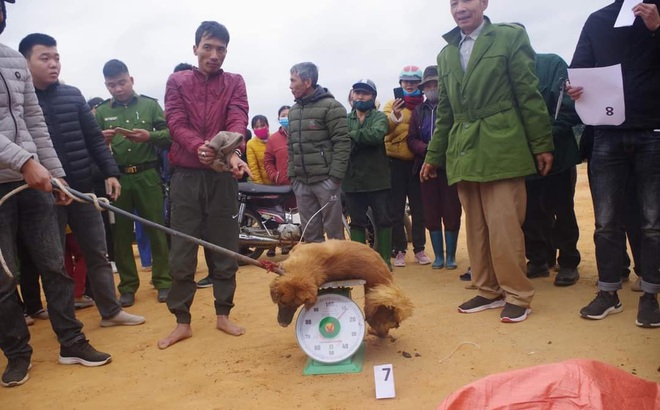 Cảnh sát thu giữ tại hiện trường.