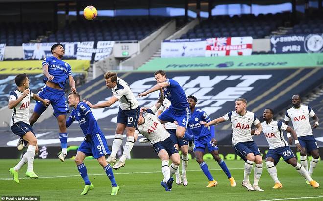 Hết cúi đầu trước Klopp, HLV Mourinho lại nhận trái đắng vì Bầy Cáo - Ảnh 7.