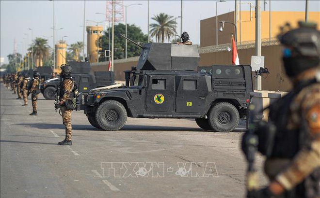 Binh sĩ gác bên ngoài Đại sứ quán Mỹ tại Baghdad, Iraq. Ảnh tư liệu: AFP/TTXVN