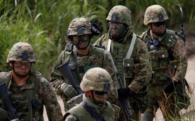 Lực lượng phòng vệ Nhật Bản tham gia tập trận chung với Thủy quân lục chiến Mỹ trong khu vực tập trận Hokudaien tại Eniwa, Hokkaido, Nhật Bản vào tháng 8/2017. Ảnh: Reuters