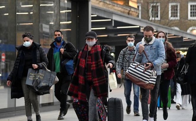 Người dân tại thủ đô London - Anh hôm 20-12 Ảnh: Reuters
