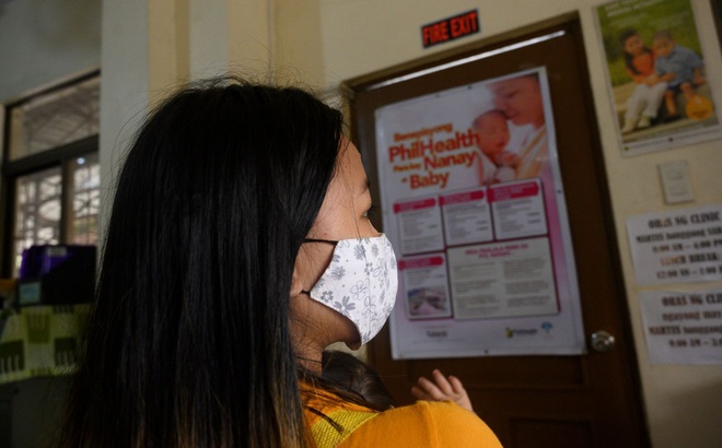 Bé gái Donna Valdez (tên nhân vật), 15 tuổi, đang nuôi con tại một trung tâm y tế ở thủ đô Manila. Ảnh: AFP