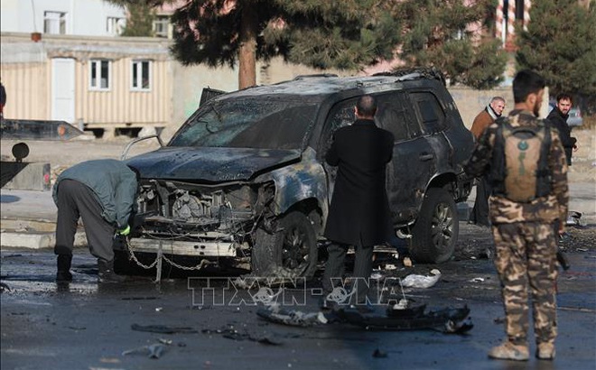 Lực lượng an ninh điều tra tại hiện trường một vụ đánh bom ở Kabul, Afghanistan, ngày 13/12/2020. Ảnh: THX/TTXVN