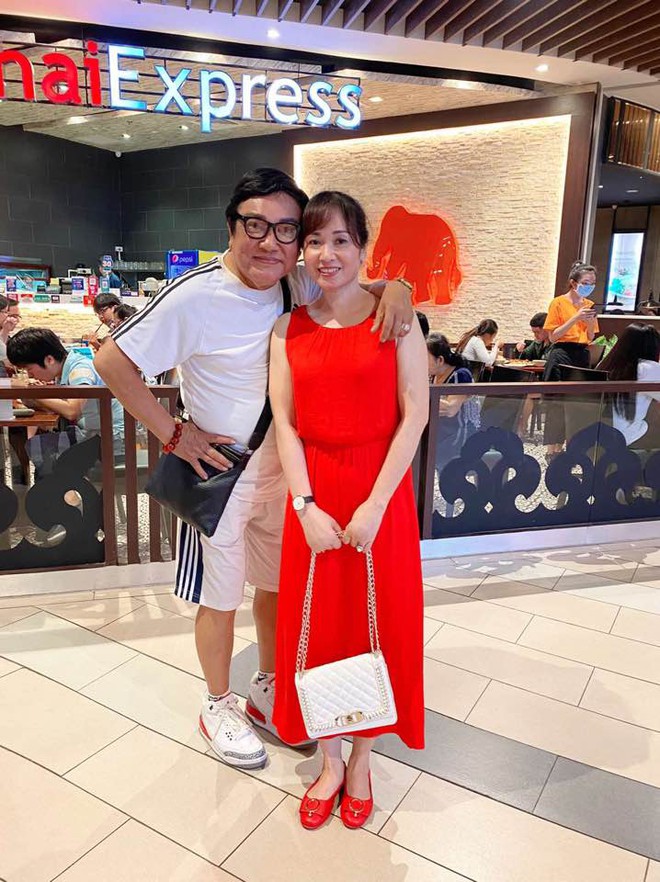 Những khoảnh khắc ngọt ngào của nghệ sĩ U80 Phú Quý và vợ kém 22 tuổi - Ảnh 12.