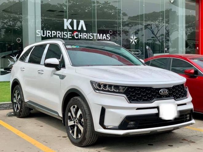 Bất ngờ với giá Kia Sorento bản lướt đầu tiên, xe mới cóng còn nguyên bọc nilon - Ảnh 2.