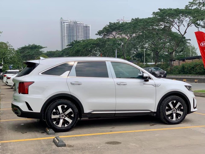 Bất ngờ với giá Kia Sorento bản lướt đầu tiên, xe mới cóng còn nguyên bọc nilon - Ảnh 3.