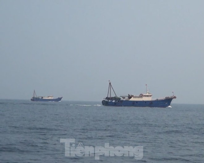 Đuổi 2 tàu cá treo cờ Trung Quốc áp sát giàn khai thác khí Thái Bình - Ảnh 1.