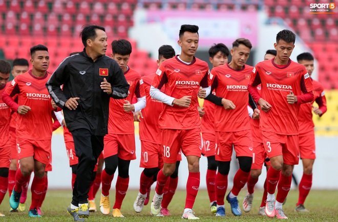 HLV Park Hang-seo phàn nàn khi phát hiện ổ gà ở sân đấu của tuyển Việt Nam - Ảnh 1.