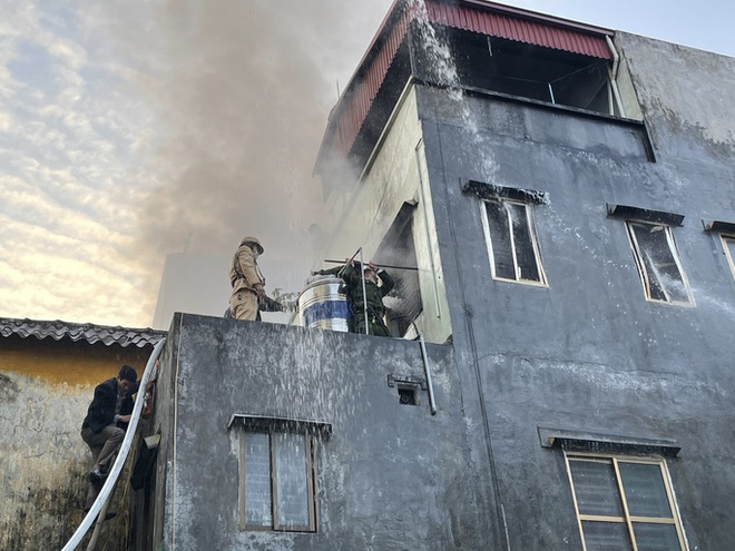 Công an lao vào giải cứu cụ bà 83 tuổi mắc kẹt trong căn nhà bốc cháy dữ dội - Ảnh 5.