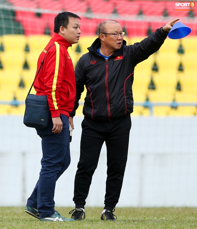 HLV Park Hang-seo phàn nàn khi phát hiện ổ gà ở sân đấu của tuyển Việt Nam - Ảnh 5.