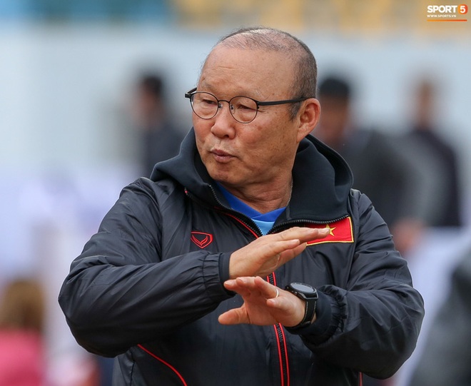 HLV Park Hang-seo phàn nàn khi phát hiện ổ gà ở sân đấu của tuyển Việt Nam - Ảnh 6.