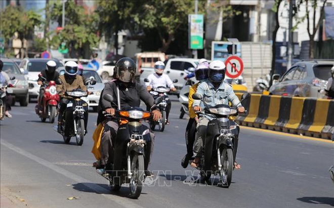 Người dân Phnom Penh đeo khẩu trang để phòng, chống dịch COVID-19. Ảnh minh họa: Nguyễn Vũ Hùng/PV TTXVN tại Campuchia