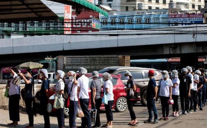 Nhân viên chợ hải sản Mahachai ở Thái Lan đeo khẩu trang phòng Covid-19. Ảnh: BBC