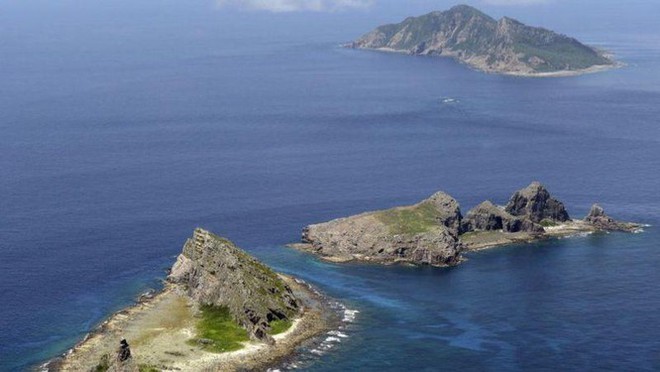 Trung Quốc cho tàu Hải cảnh và máy bay ném bom áp sát đảo tranh chấp, Nhật Bản khẩn cấp ứng phó - Ảnh 1.