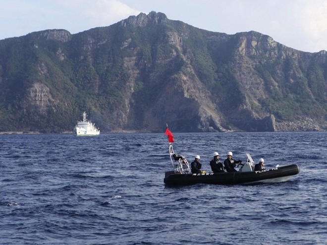 Trung Quốc cho tàu Hải cảnh và máy bay ném bom áp sát đảo tranh chấp, Nhật Bản khẩn cấp ứng phó - Ảnh 2.